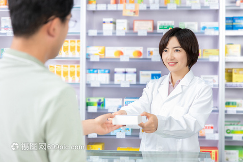 药剂师双手递药品给顾客